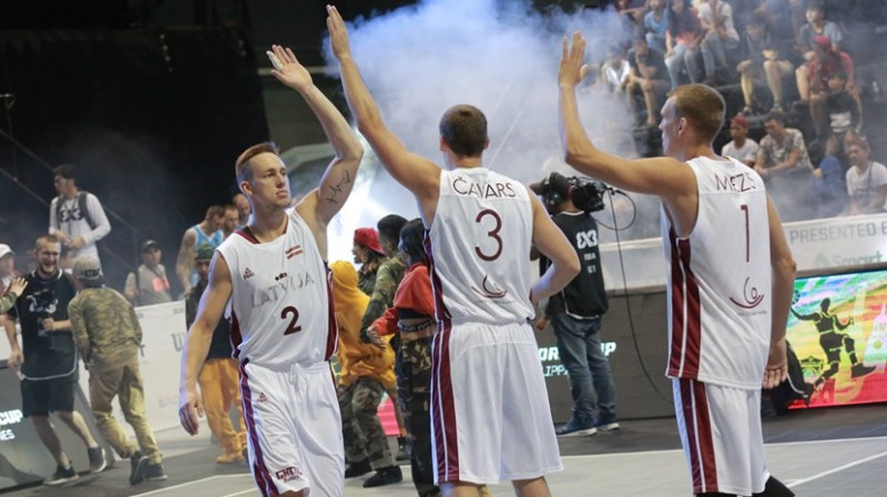 Kārlis Lasmanis ar komandas biedriem
Foto: FIBA