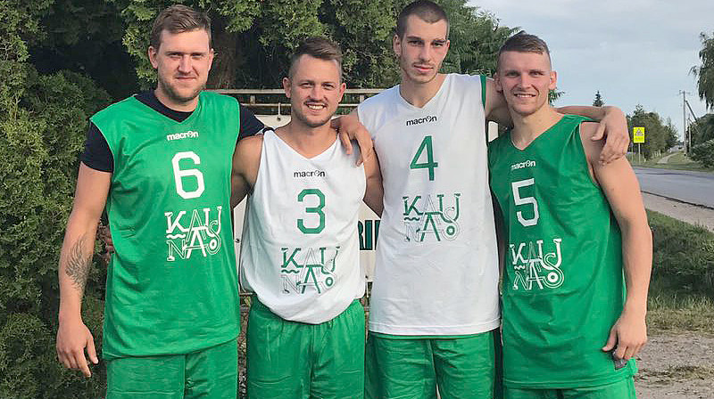 "Grīziņkalns Ghetto Family" (no kreisās): Andris Justovičs, Gatis Justovičs, Linards Jaunzems, Edgars Lasenbergs
Publicitātes foto