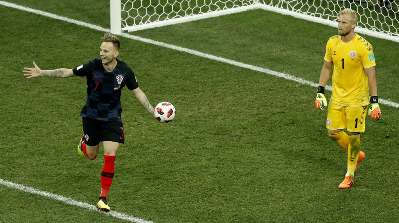 Ivans Rakitičs un Kaspers Šmeihels
Foto: EPA/Scanpix