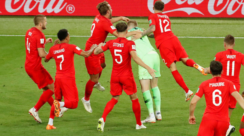 Anglijas izlases vārtsargs Džordans Pikfords komandas biedru ielenkumā. 
Foto: Reuters/Scanpix