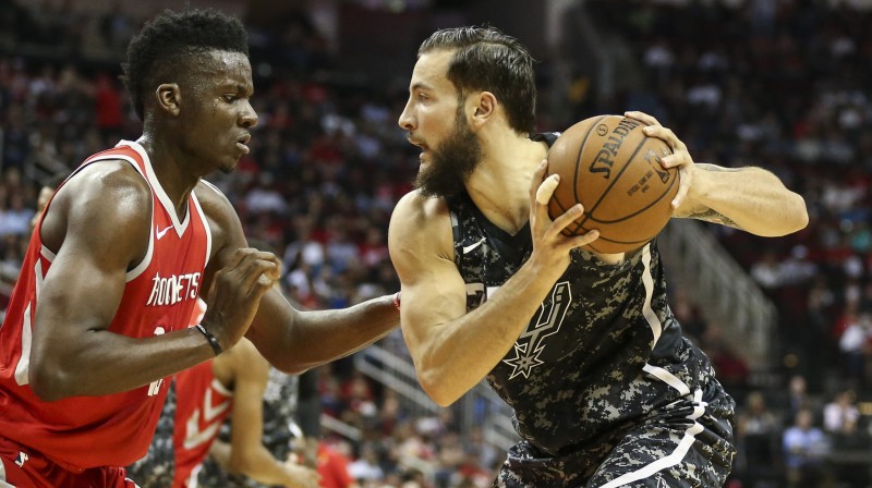 Žofrē Loverņs pret Klintu Kapelu
Foto: USA Today Sports/Scanpix