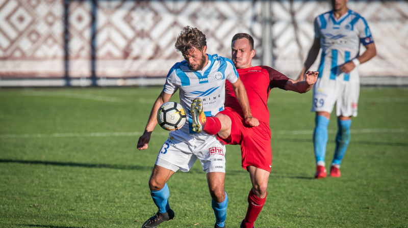 Aleksejs Višņakovs cīņā ar Vladislavu Gabovu Skonto stadionā
Foto: Zigismunds Zālmanis (Riga FC)