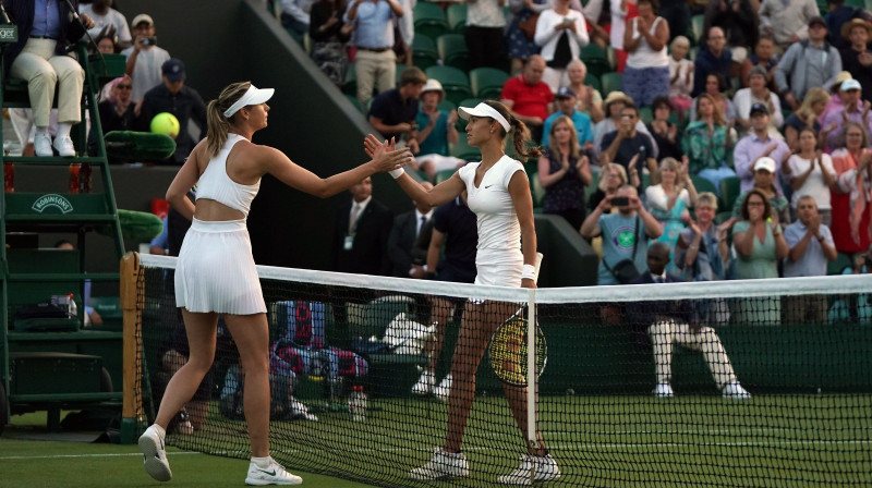 Krievijas tenisiste Vitālija Djačenko (no labās) pēc uzvaras pār Mariju Šarapovu
Foto: PA Wire/Scanpix