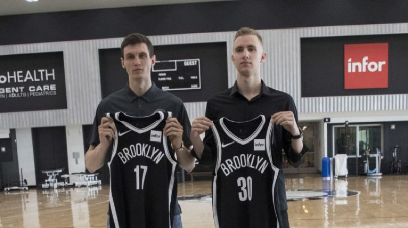 Rodions Kurucs un Džanans Musa drīz pēc NBA drafta. Foto: AP/Scanpix