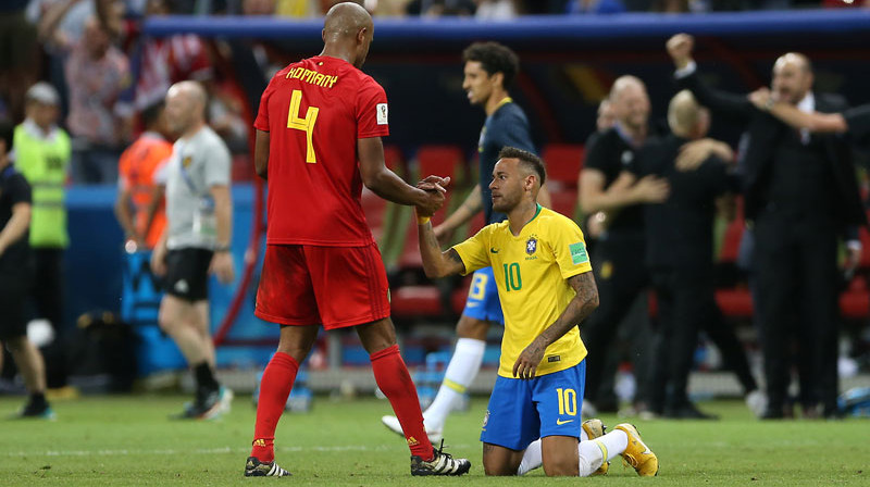 Vensāns Kompanī pēc spēles atvadās no Neimāra.
Foto: Reuters/Scanpix