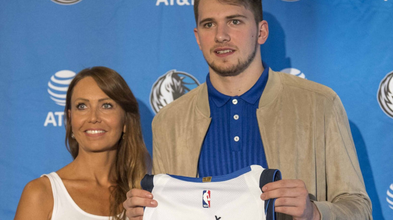 Luka Dončičs un viņa māte Mirjama Poterbina 
Foto: USA Today Sports / Scanpix
