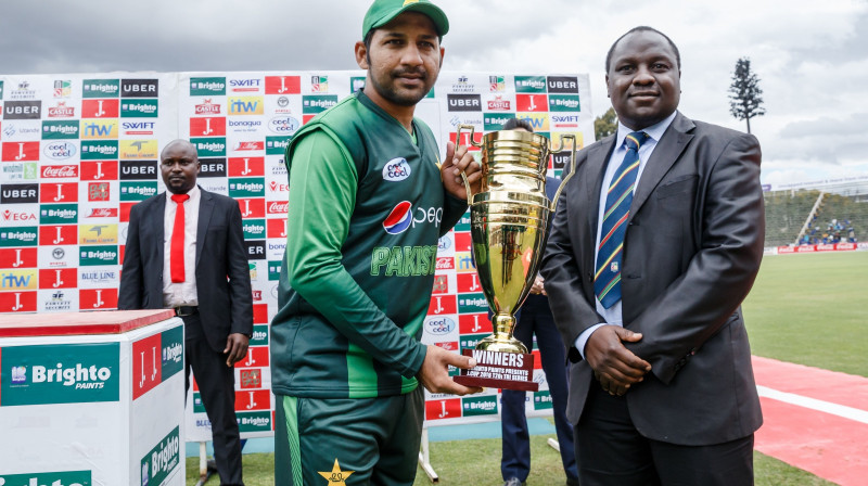 Pakistānas izlases kapteinis Šafrazs Ahmeds saņem Triju nāciju kausu
Foto: AFP/Scanpix