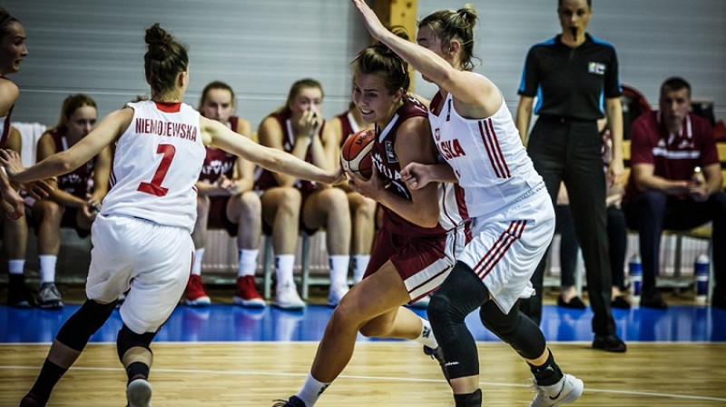 Aleksa Gulbe: 10 punkti un septiņas atlēkušās bumbas pret Ungāriju
Foto: FIBA