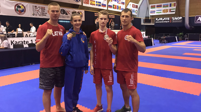 Treneris Andrejs Ozerovs (no kreisās), sportisti Marija Luīze Muižniece un Artūrs Stepanovs, treneris Ruslans Sadikovs
Foto: Sporta klubs "Ippon.lv"
