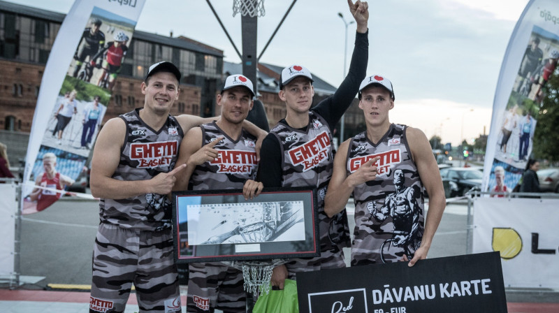 "Ghetto Basket" basketbolisti - Agnis Čavars, Mārtiņš Šteinbergs, Kārlis Pauls Lasmanis un Nauris Miezis - ar izcīnīto ceļazīmi uz Ventspils "Challenger"
Publicitātes foto