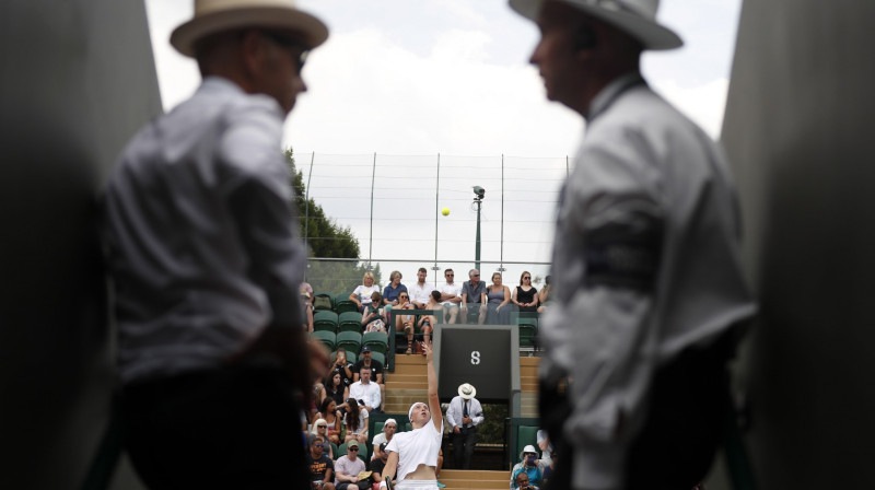 Vimbldonas turnīra trešais korts un Aļona Ostapenko serves brīdī
Foto: EPA/Scanpix
