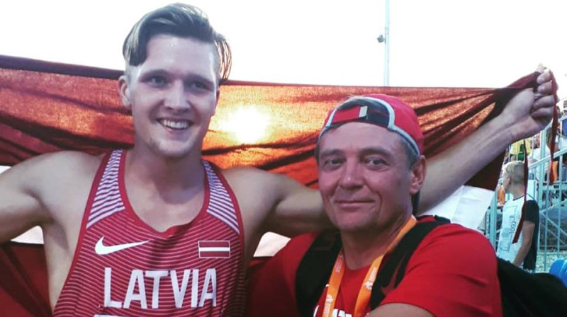 Oļegs Kozjakovs ar treneri Valēriju Veļčinski
Foto: Latvijas Vieglatlētikas savienība
