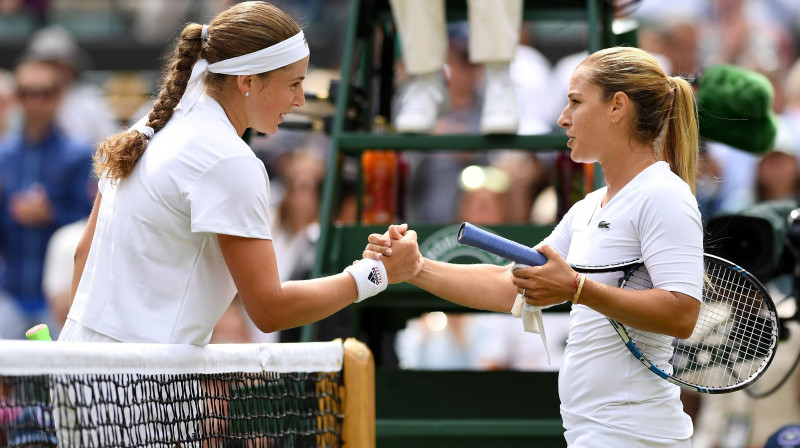 Aļona Ostapenko un Dominika Cibulkova
Foto: AFP/Scanpix