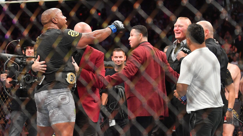 Daniels Kormjē un Broks Lesnars vārdu un grūdienu apmaiņā
Foto: AFP/Scanpix