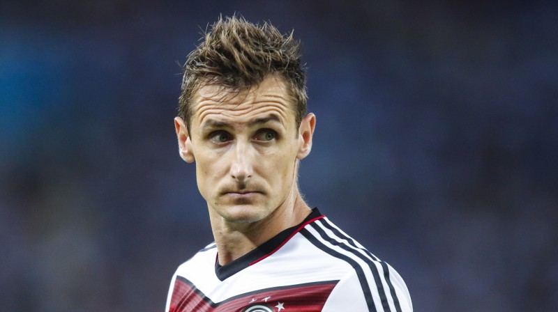 Pirms četriem gadiem latviešu puikam bija iespēja finālspēlē laukumā izvest Miroslavu Klozi
Foto: SIPA/Scanpix