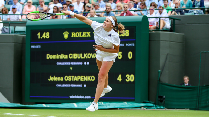 Aļona Ostapenko ieservē Vimbldonas pusfinālā
Foto: Erika Tanaka