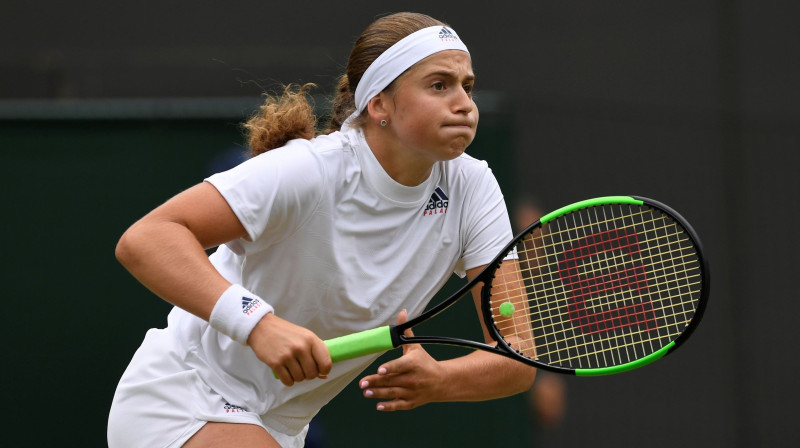 Aļona Ostapenko traucas cauri Vimbldonas šķēršļiem. Šodien pretī Andželikas Keberes varenā aizsardzības siena...
Foto: Reuters/Scanpix