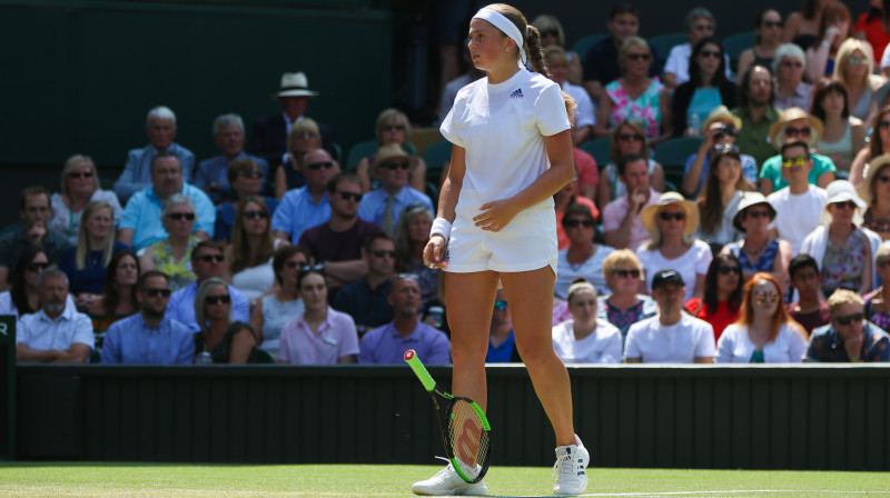 Rakete izkritusi no Aļonas Ostapenko rokām
Foto: Erika Tanaka