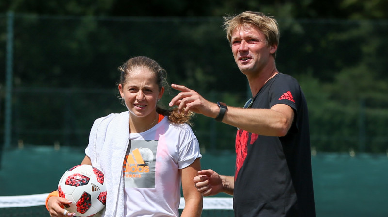 Andis Juška un Aļona Ostapenko treniņā Vimbldonā
Foto: Erika Tanaka
