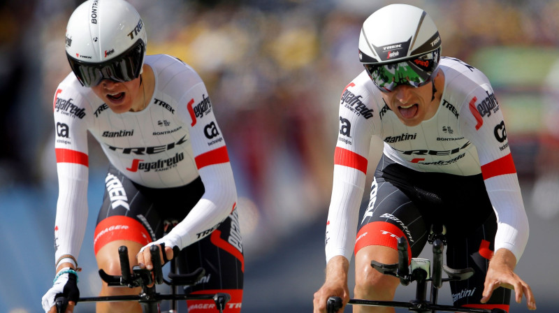 Toms Skujiņš (no kreisās) un Bauke Mollema "Tour de France" komandu braucienā
Foto: Reuters/Scanpix