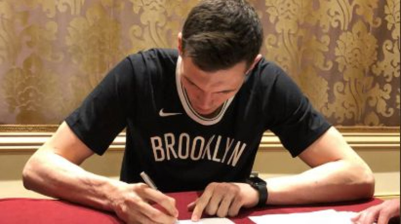 Rodions Kurucs paraksta līgumu
Foto: Bruklinas "Nets"