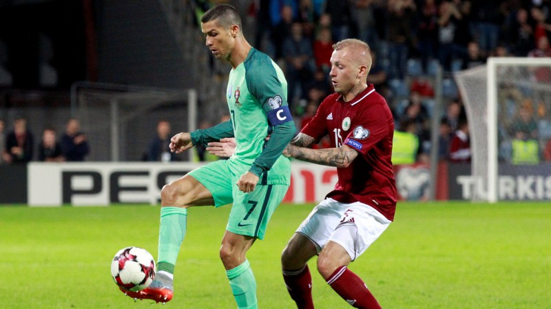 Deniss Rakels cīņā ar Krištianu Ronaldu
Foto: Reuters