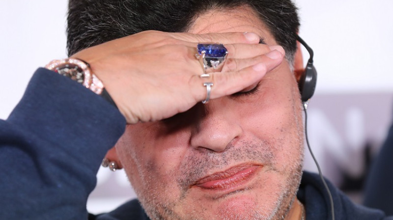 Maradona preses konferencē Brestā tikko saņēmis dāvanu no dāsnajiem kluba īpašniekiem - gredzenu ar lielu dārgakmeni
Foto: EPA/Scanpix
