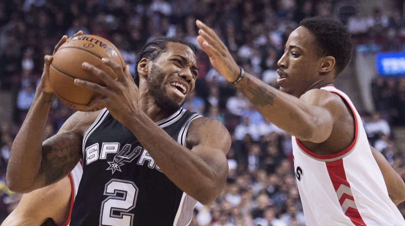 Kavai Lenards pret Demāru Derouzenu
Foto: The Canadian Press/Scanpix