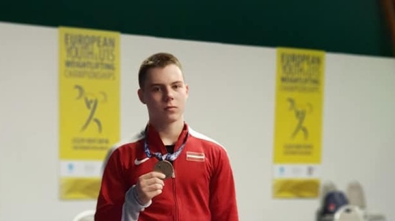 Artjoms Griščenko ar raušanas bronzu
Foto: Latvijas Svarcelšanas federācija