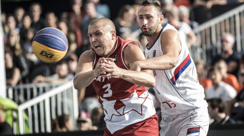 "Rīgas" basketbolists Edgars Krūmiņš cīņā pret pasaules ranga līderi serbu Dejanu Majstoroviču 2017. gada Eiropas kausā.
FIBA foto
