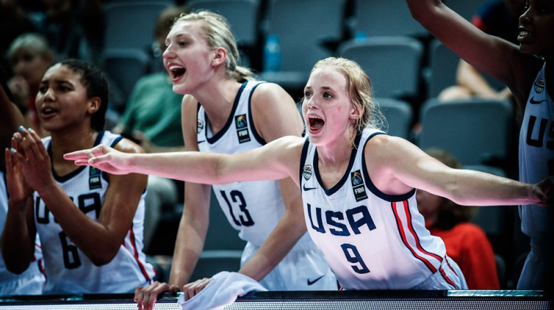 ASV izlases spēlētājas liksmo uz rezervistu soliņa
Foto: www.fiba.basketball