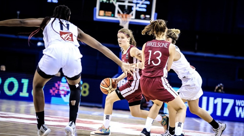 Una Šteinharde un Anita Miķelsone spēlē pret Franciju
Foto: FIBA