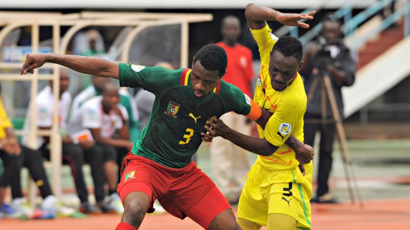 Dovē Vomē (no labās) cīņā pret kamerūnieti Nikolā Nkulū
Foto: AFP/Scanpix