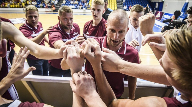 Artūrs Visockis-Rubenis un Latvijas U18 valstsvienība 
Foto: FIBA