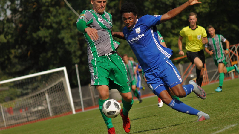 FK "Tukums 2000" kapteinis Toms Aizgrāvis cīņā ar BFC "Daugavpils/Progress" spēlētāju Alenu Sedriku Harvi Kuadio
Foto: Jānis Klāks/Jancisko Media.