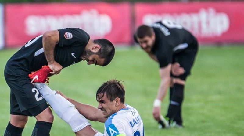 Beka Vačiberadze sniedz palīdzību "Riga" kapteinim Volodimiram Bajenko
Foto: Kaspars Volonts, FK RFS