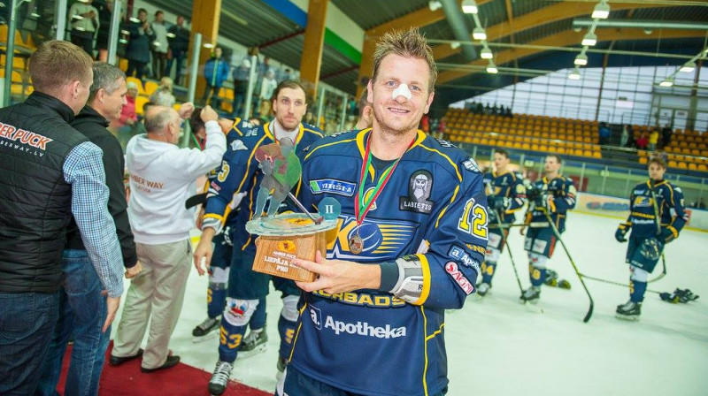 HK "Kurbads" kapteinis Toms Bluks ar "Amber Puck" kausu par otro vietu 2017. gadā
Foto: https://www.facebook.com/amberpuck2016