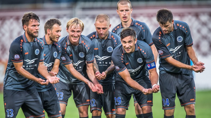 Ivans Lukjanovs (trešais no kreisās) pēc gūtajiem uzvaras vārtiem kopā ar komandas biedriem atzīmēja bērniņa pasaulē nākšanu Bajenko ģimenē
Foto: Zigismunds Zālmanis ("Riga" FC)