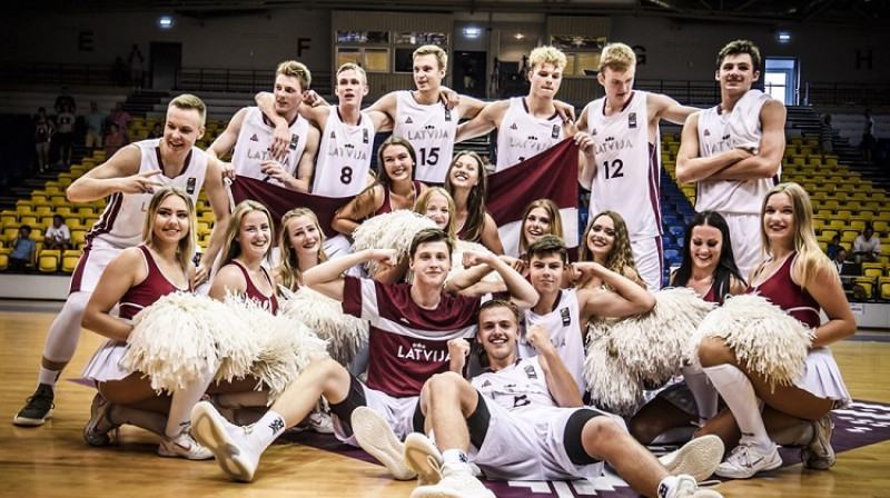 Latvijas U18 izlase un Ventspils karsējmeitenes
Foto: FIBA