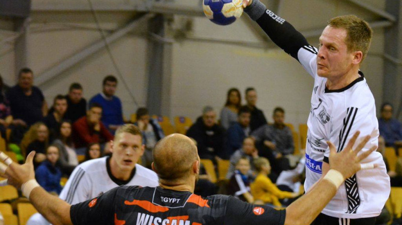 Aivis Jurdžs (ar bumbu) uzbrukumā
Foto: Romualds Vambuts