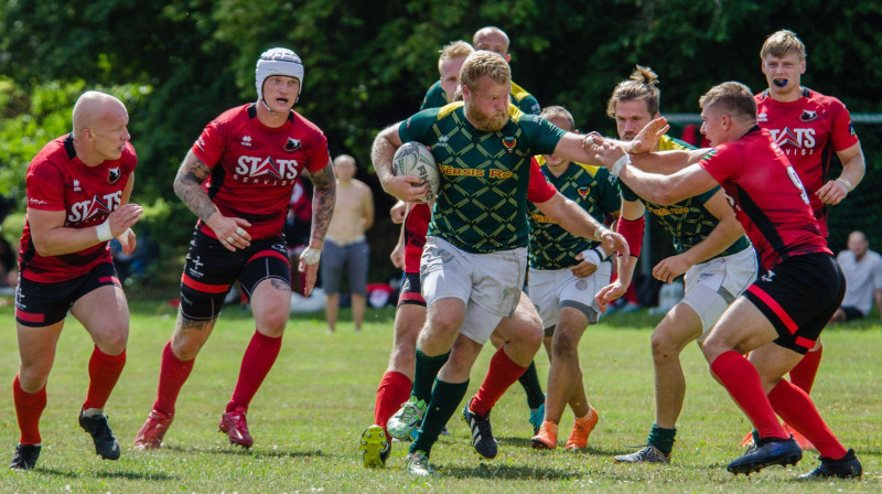 RK "Fēnikss" spēlētājs Jānis Kaucis ar bumbu duelī pret "Stats Serviss"/"Ķekava"
Foto: RK "Fēnikss"