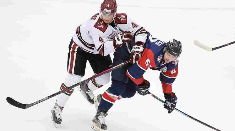 Aizsargs Nerijus Ališausks atzīmējās ar vārtu guvumu mačā pret "Avtomobilist"
Foto: http://www.hctorpedo.ru