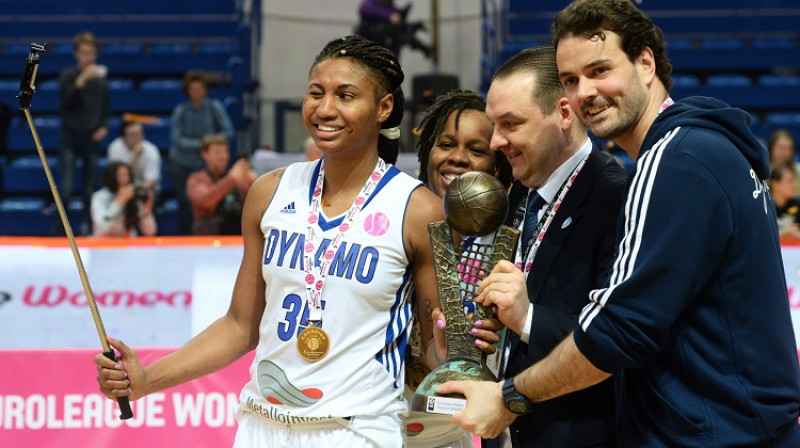 Endžela Makotrija un Mārtiņš Zībarts 2017. gada 16. aprīlī ar Eirolīgas kausu
Foto: Sputnik/Scanpix