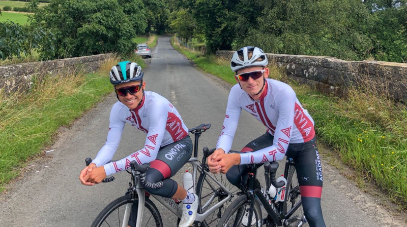 Emils Liepiņš (no kreisās) un Krists Neilands pēdējā treniņā pirms Eiropas čempionāta.
Foto: Toms Flaksis