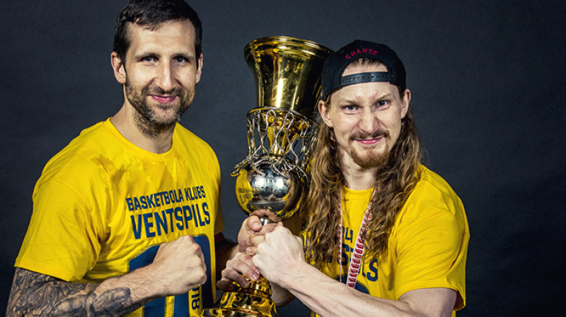 Maiks Brusevics (pa labi) ar LBL čempiona kausu
Foto: BK Ventspils