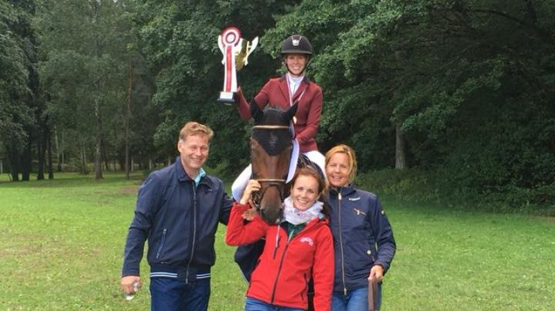 Laura Penele (centrā) pēc triumfa Latvijas čempionātā
Foto: Zemnieku saimniecība "Lielceri"