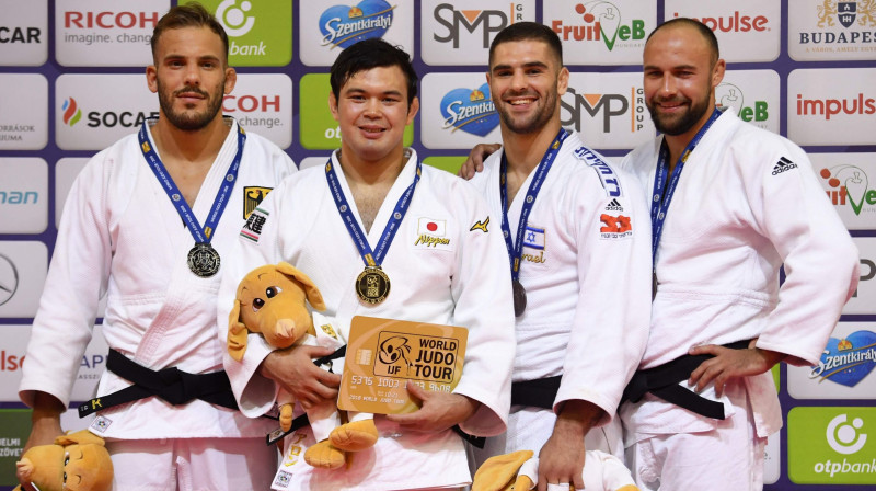 Jevgeņijs Borodavko (pa labi) ar pārējiem medaļniekiem
Foto: AFP/Scanpix