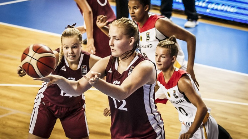 Laura Meldere un Jete Nulle spēlē pret Vāciju
Foto: FIBA