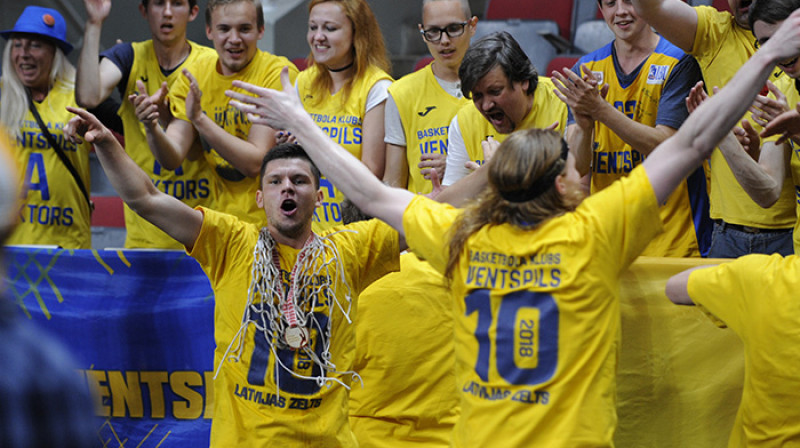 Rihards Lomažs ar "Ventspils" līdzjutējiem
Foto: Romāns Kokšarovs/F64
