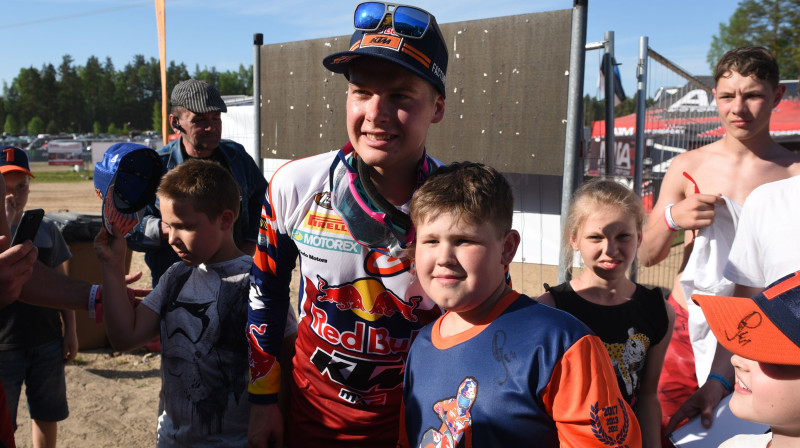 Pauls Jonass ar līdzjutējiem
Foto: Romāns Kokšarovs/f64